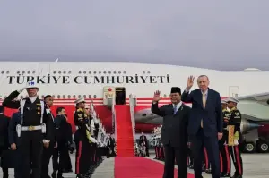 Presiden RI Prabowo Subianto dan Presiden Turki Recep Tayyip Erdogan berfoto sebelum bertolak dari Indonesia di Pangkalan Pangkalan Udara TNI AU Halim Perdanakusuma, Jakarta Timur, Rabu (12/2/2025). (ANTARA/Livia Kristianti)