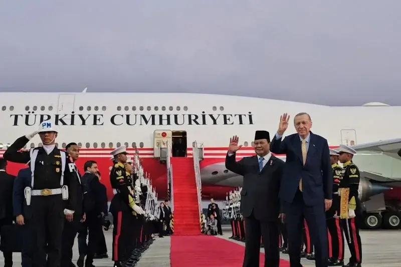 Presiden RI Prabowo Subianto dan Presiden Turki Recep Tayyip Erdogan berfoto sebelum bertolak dari Indonesia di Pangkalan Pangkalan Udara TNI AU Halim Perdanakusuma, Jakarta Timur, Rabu (12/2/2025). (ANTARA/Livia Kristianti)