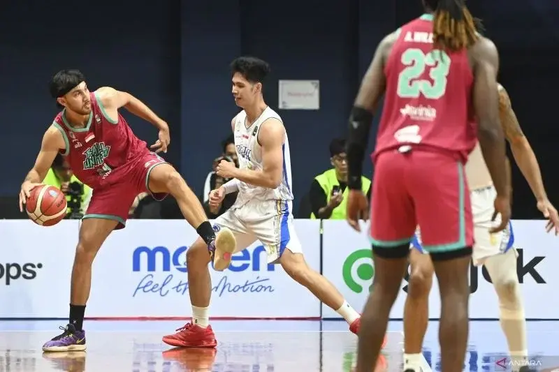Pebasket Bali United Basketball Putu J. Satria Pande (kiri) berebut bola dengan pebasket Prawira Bandung Fabio Matheus Mailangkay (kedua kiri) saat pertandingan Indonesian Basketball League (IBL) 2025 di GOR Merpati, Denpasar, Bali, Sabtu (18/1/2025). ANTARA FOTO/Fikri Yusuf/rwa. (ANTARA FOTO/FIKRI YUSUF)