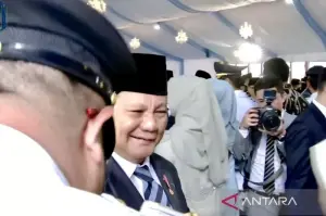 Presiden RI Prabowo Subianto menyalami satu per satu 961 kepala daerah/wakil kepala daerah yang dilantik di kompleks Istana Kepresidenan RI, Jakarta, Kamis (20/2/2025), selepas upacara pelantikan kepala daerah/wakil kepala daerah secara serentak oleh Presiden RI. ANTARA/HO-Kemendagri RI