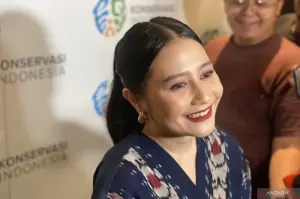 Aktris dan Pegiat Lingkungan "Kawan Hiu Paus"​​​​​​​ Prilly Latuconsina saat menceritakan pengalamannya di Kaimana kepada awak media usai mengikuti temu media di Jakarta, Selasa (25/2/2025). (ANTARA/Hreeloita Dharma Shanti)