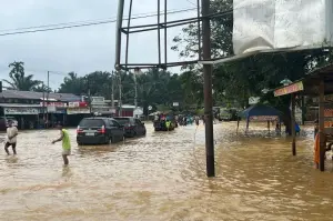 Banjir di Tapung Hulu Kabupaten Kampar yang juga menggenangi jalan lintas di daerah setempat akibat curah hujan tinggi. (ANTARA/HO-Pemkab Kampar)