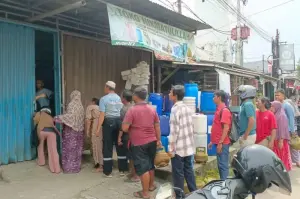 Situasi antrean elpiji 3 kg imbas kebijakan baru pemerintah mengenai distribusi subsidi energi di Kelurahan Lopang, Kecamatan Serang, Kota Serang, Senin (3/2/2025). (ANTARA/Dokumentasi Pribadi)