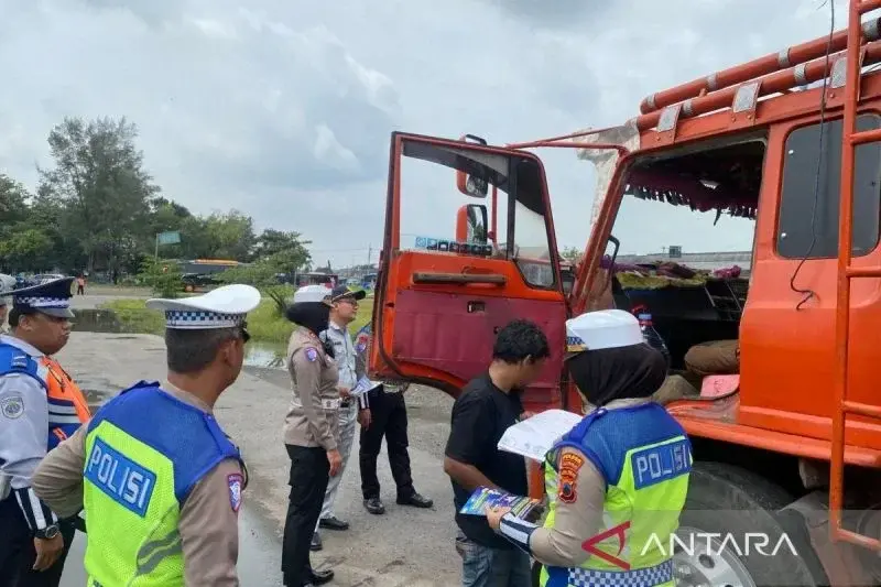 Tim Gabungan Sukoharjo dari Satlantas Polres, Dinas Perhubungan (Dishub), Jasa Raharja, dan Terminal Kartasura menggelar ramp check atau pemeriksaan kendaraan jelang Ramadhan melalui Operasi Keselamatan Lalu Lintas Candi 2025 di Sukoharjo, Jawa Tengah, Rabu (19/2/2025). ANTARA/Aris Wasita Tim Gabungan Sukoharjo dari Satlantas Polres, Dinas Perhubungan (Dishub), Jasa Raharja, dan Terminal Kartasura menggelar ramp check atau pemeriksaan kendaraan jelang Ramadhan melalui Operasi Keselamatan Lalu Lintas Candi 2025 di Sukoharjo, Jawa Tengah, Rabu (19/2/2025). ANTARA/Aris Wasita
