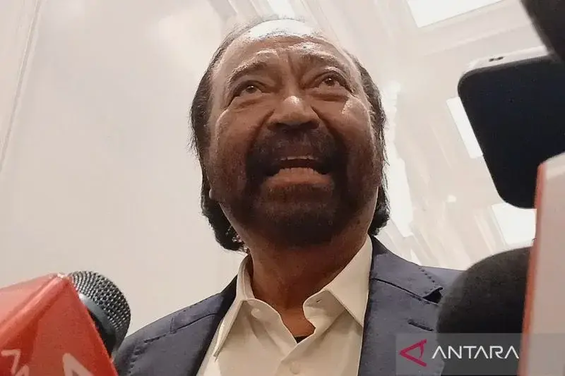 Ketua Umum Partai NasDem Surya Paloh saat memberikan keterangan kepada awak media di NasDem Tower, Jakarta, Jumat (14/2/2025). ANTARA/Narda Margaretha Sinambela
