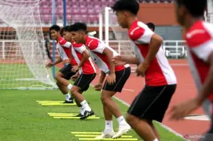 Pesepak bola Timnas Indonesia U-20 menjalani sesi latihan resmi di Lapangan THOR, Surabaya, Jawa Timur, Rabu (29/1/2025). ANTARA FOTO/Umarul Faruq/Spt.