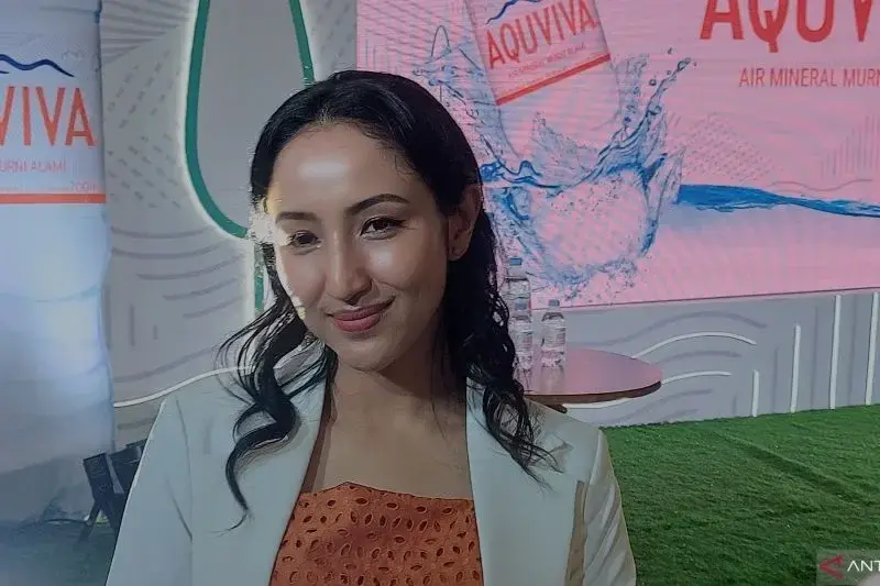 Dokter Nadia Alaydrus Master of Anti Aging and Aesthetic Medicine lulusan Fakultas Kedokteran Universitas Padjajaran saat acara peluncuran air mineral dalam kemasan AQUVIVA di kawasan Cilandak, Jakarta Selatan, Selasa (25/2/2025). ANTARA/Abdu Faisal