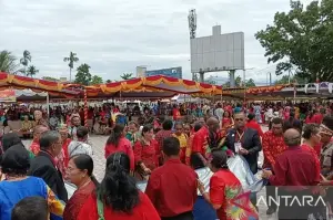 Umat GKI Klasis Mimika saat mengumpulkan dana untuk mendukung pembangunan Kantor GKI di Kota Jayapura dalam perayaan ibadah syukur HUT ke-170 Pekabaran Injil di Timika, Rabu (5/2/2025) (ANTARA/Ardiles Leloltery)