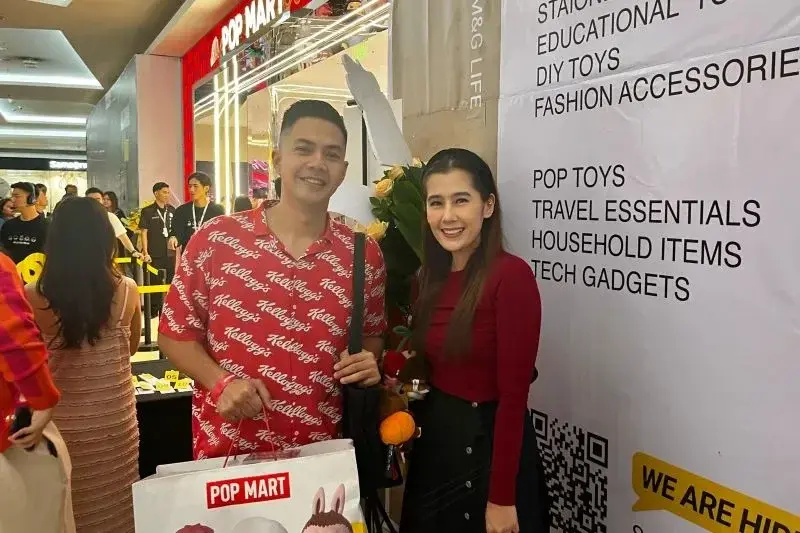Arie Dwi Andhika Respati (kiri) dan Ardina Rasti (kanan) saat menghadiri pembukaan gerai Pop Mart terbesar di Indonesia di Kota Kasablanka, Jumat (21/2/2025). (ANTARA/Farika Khotimah)