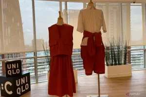 Salah satu koleksi UNIQLO: C Spring/Summer 2025 yang ditampilkan di Press Room UNIQLO Indonesia, di Jakarta, pada Selasa (25/2/2025). (ANTARA/Sri Dewi Larasati)