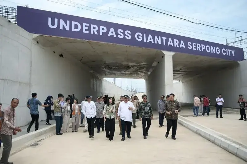 Direktur Jendral Perkerataapian Ir. Mohamad Risal Wasal (baju putih) saat mengecek underpass Giantara Serpong City dan terdapat rel kereta jalur Commuterline Cicayur diatasnya. ANTARA/HO-Giantara