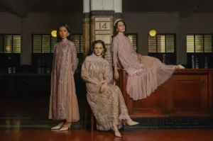 Tampilan busana dalam koleksi "Whisper of Grace" dari rumah mode Barli Asmara. (ANTARA/HO-Barli Asmara)
