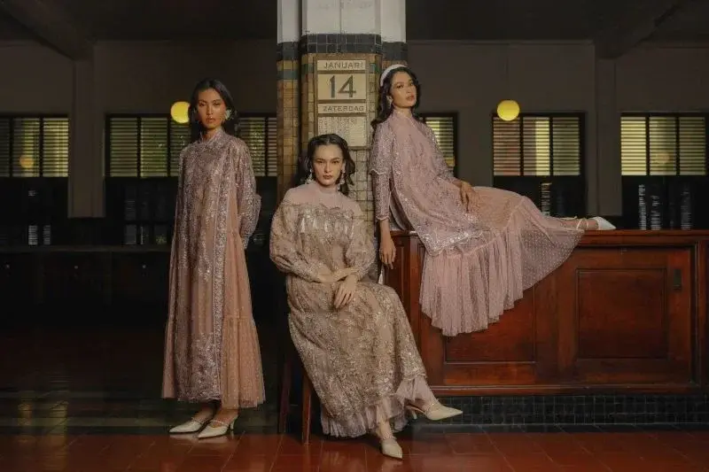 Tampilan busana dalam koleksi "Whisper of Grace" dari rumah mode Barli Asmara. (ANTARA/HO-Barli Asmara) Tampilan busana dalam koleksi "Whisper of Grace" dari rumah mode Barli Asmara. (ANTARA/HO-Barli Asmara)