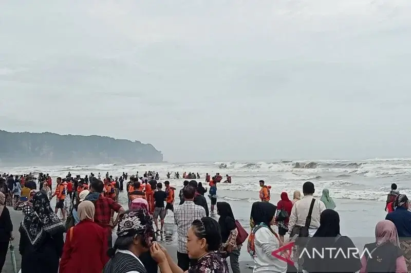 Objek wisata pantai selatan di Kabupaten Bantul, Daerah Istimewa Yogyakarta dipadati pengunjung. (ANTARA/Hery Sidik)