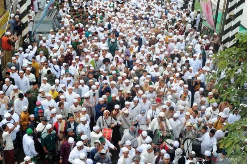 Ribuan muslim dari dalam dan luar Kota Palembang mengikuti puncak tradisi berziarah akbar yang dilakukan jelang Ramadhan untuk mengingat jasa para ulama yang telah melakukan syiar Islam. ANTARA FOTO/Feny Selly/Lmo