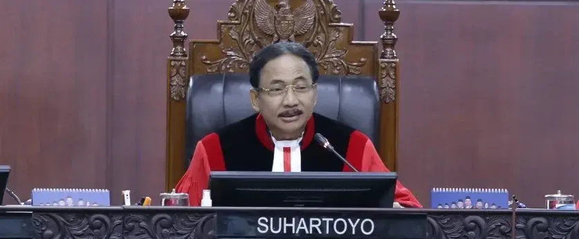 Caption : Perkara Nomor 187/PHPU.BUP-XXIII/2025 mengenai Perselisihan Hasil Pemilihan Umum Kepala Daerah (PHPU Kada) Bupati dan Wakil Bupati Cirebon Tahun 2024 diputus bukan kewenangan Mahkamah Konstitusi (MK). Hal demikian tertuang dalam Ketetapan MK yang dibacakan dalam Sidang Pengucapan Putusan/Ketetapan pada Selasa (4/2/2025) di Ruang Sidang Pleno Gedung I MK. Persidangan dipimpin oleh Ketua MK Suhartoyo. (dok.Humas MK RI) Caption : Perkara Nomor 187/PHPU.BUP-XXIII/2025 mengenai Perselisihan Hasil Pemilihan Umum Kepala Daerah (PHPU Kada) Bupati dan Wakil Bupati Cirebon Tahun 2024 diputus bukan kewenangan Mahkamah Konstitusi (MK). Hal demikian tertuang dalam Ketetapan MK yang dibacakan dalam Sidang Pengucapan Putusan/Ketetapan pada Selasa (4/2/2025) di Ruang Sidang Pleno Gedung I MK. Persidangan dipimpin oleh Ketua MK Suhartoyo. (dok.Humas MK RI)