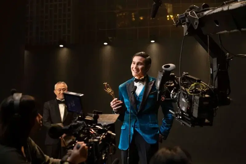 Cuplikan "Lupa Daratan" .(L to R) Lukman Sardi, Vino G. Bastian dalam "Lupa Daratan". (ANTARA/HO-Netflix/Yuyu Winnetou)