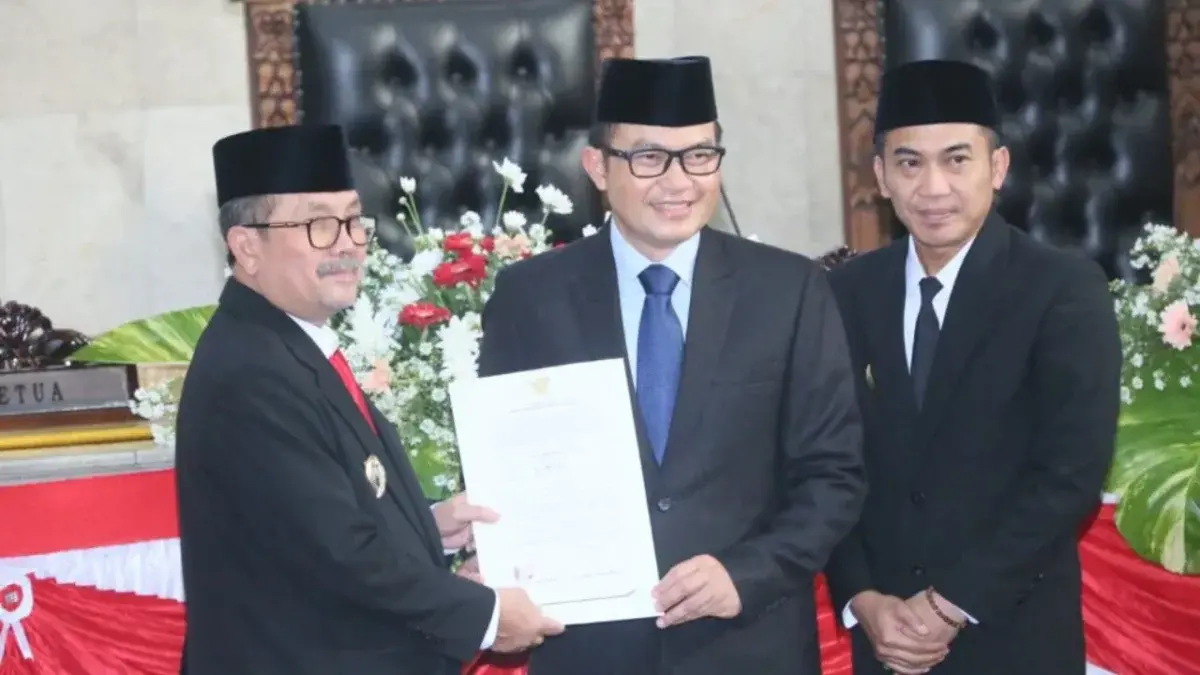 Caption : Kabupaten Cirebon memulai babak baru dalam perjalanan pemerintahannya setelah Bupati Imron dan Wakil Bupati Agus Kurniawan Budiman resmi dilantik untuk periode 2025-2030. Prosesi serah terima jabatan (sertijab) berlangsung dengan khidmat di Ruang Abhimata Paripurna DPRD Kabupaten Cirebon, Rabu (5/3/2025). (Dok.Way)