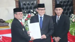 Caption : Kabupaten Cirebon memulai babak baru dalam perjalanan pemerintahannya setelah Bupati Imron dan Wakil Bupati Agus Kurniawan Budiman resmi dilantik untuk periode 2025-2030. Prosesi serah terima jabatan (sertijab) berlangsung dengan khidmat di Ruang Abhimata Paripurna DPRD Kabupaten Cirebon, Rabu (5/3/2025). (Dok.Way)