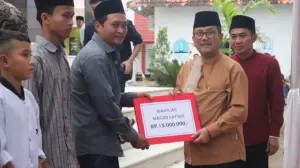 Caption : Bupati Cirebon, Imron, mengungkapkan komitmennya untuk memajukan sektor pertanian dan infrastruktur di wilayah timur Kabupaten Cirebon, khususnya di Desa Sumber Lor, Kecamatan Babakan. Rencana tersebut disampaikannya dalam acara Safari Ramadhan di Masjid Baiturrahman Desa Sumber Lor Senin (10/3/2025). (dok.Way/Divi)