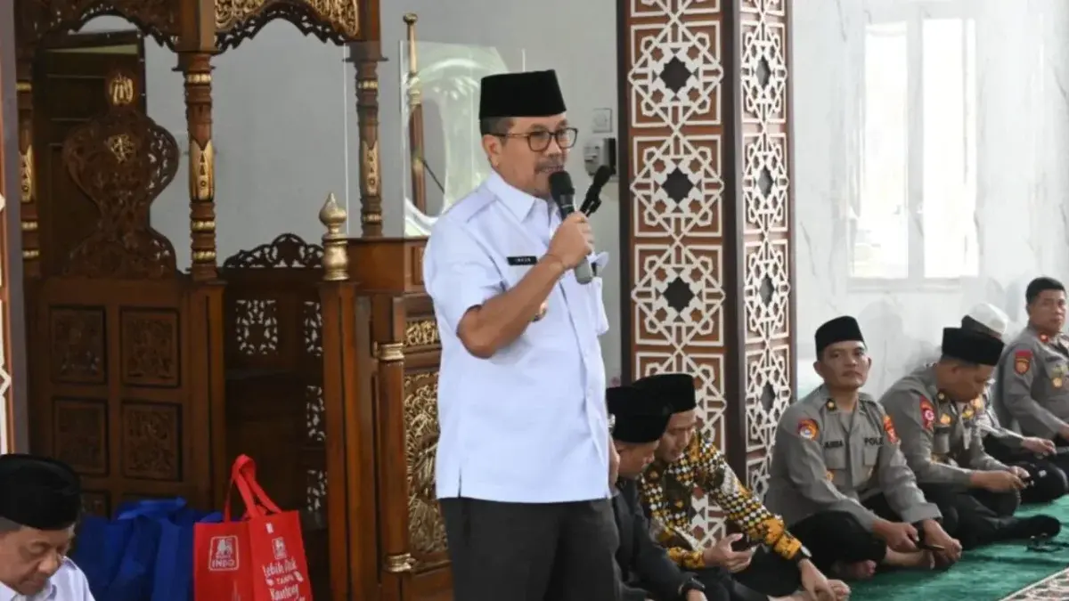 Caption : Bupati Cirebon, Drs. H. Imron, M.Ag., menunjukkan komitmennya terhadap pemberdayaan anak-anak yang bermasalah dengan hukum (ABH) dengan memberikan dua pilihan program yang bertujuan untuk memberi kesempatan kedua. Bupati menawarkan fasilitas untuk belajar di pondok pesantren atau modal usaha bagi mereka yang ingin memperbaiki kehidupan.Penawaran ini disampaikan dalam kegiatan Pesantren Kilat ABH yang diselenggarakan oleh Polresta Cirebon di Masjid Syarif Hidayatullah, Asrama Polisi Kaliwadas, Kabupaten Cirebon, Rabu (12/3/2025). (dok.Way/divi)