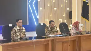 Caption : Wakil Bupati Cirebon, H. Agus Kurniawan Budiman, menegaskan komitmen Pemerintah Kabupaten Cirebon dalam memperjuangkan nasib tenaga Pegawai Pemerintah dengan Perjanjian Kerja (P3K) tahun 2024. Pernyataan ini disampaikan saat audiensi dengan perkumpulan non-ASN lulusan P3K 2024 di Ruang Nyimas Gandasari, Sekretariat Daerah Kabupaten Cirebon, Kamis (13/3/2025). (Dok.Way)