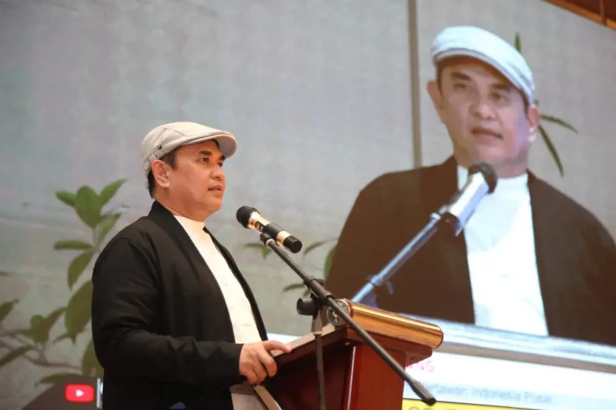 Caption : Ketua Umum PWI Pusat, Zulmansyah Sekedang, menegaskan bahwa keputusan Hendry Ch. Bangun yang mengklaim membekukan PWI Jabar adalah tindakan ilegal dan tidak memiliki dasar hukum. PWI Jabar tetap sah di bawah kepemimpinan Hilman Hidayat, yang secara resmi masih menjabat sebagai Ketua PWI Jawa Barat.
"Hendry Ch. Bangun sudah dipecat oleh Dewan Kehormatan karena pelanggaran etik berat. Jadi, segala keputusan atau tindakan yang ia lakukan dengan mengatasnamakan PWI Pusat adalah ilegal," ujar Zulmansyah, Minggu (23/3).
Caption : Ketua Umum PWI Pusat, Zulmansyah Sekedang, menegaskan bahwa keputusan Hendry Ch. Bangun yang mengklaim membekukan PWI Jabar adalah tindakan ilegal dan tidak memiliki dasar hukum. PWI Jabar tetap sah di bawah kepemimpinan Hilman Hidayat, yang secara resmi masih menjabat sebagai Ketua PWI Jawa Barat.
"Hendry Ch. Bangun sudah dipecat oleh Dewan Kehormatan karena pelanggaran etik berat. Jadi, segala keputusan atau tindakan yang ia lakukan dengan mengatasnamakan PWI Pusat adalah ilegal," ujar Zulmansyah, Minggu (23/3).