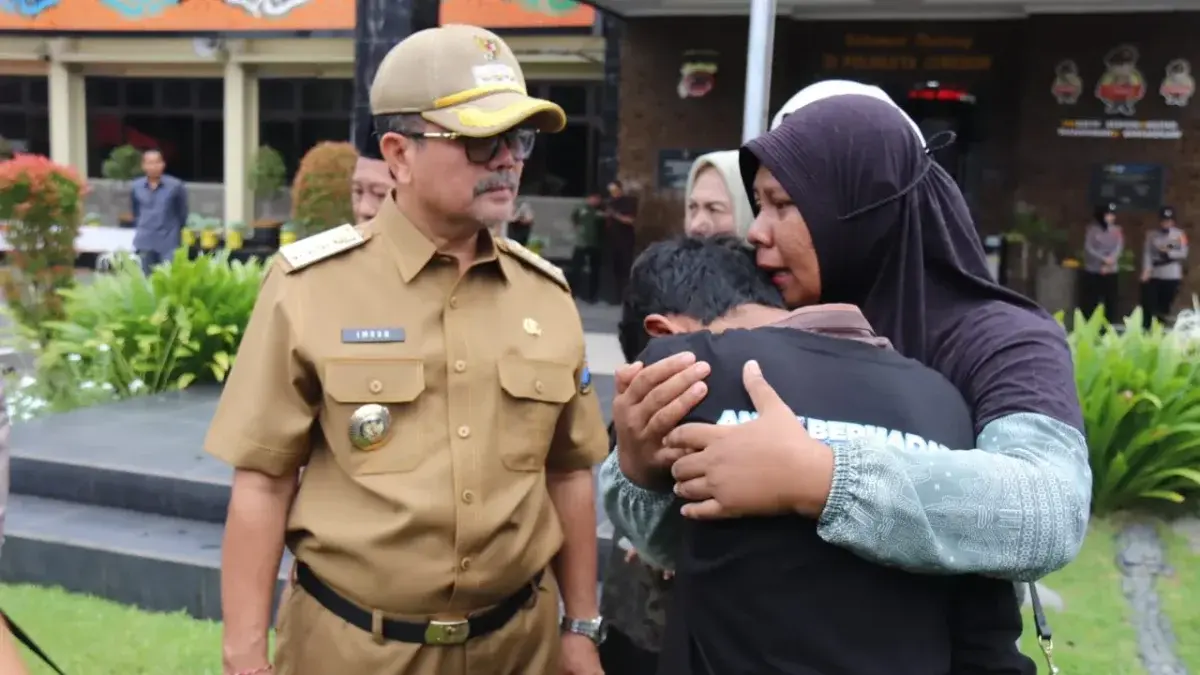 Caption : Bupati Cirebon, H. Imron, M.Ag, mengajak TNI dan Polri untuk lebih aktif dalam melakukan pembinaan terhadap para pelajar guna mencegah terjadinya tawuran dan perilaku kenakalan remaja. Seruan ini disampaikan oleh Bupati Imron setelah ia menghadiri acara pembukaan pesantren kilat bagi anak-anak berhadapan dengan hukum (ABH) di Mapolresta Cirebon, Senin (10/3/2025). (dok.way/Divi)