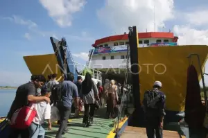 Ilustrasi- Sejumlah penumpang menaiki kapal KMP BRR di pelabuhan penyeberangan Ulee Lheue, Banda Aceh, Aceh, Rabu (1/1/2025). ANTARA FOTO/Ampelsa
