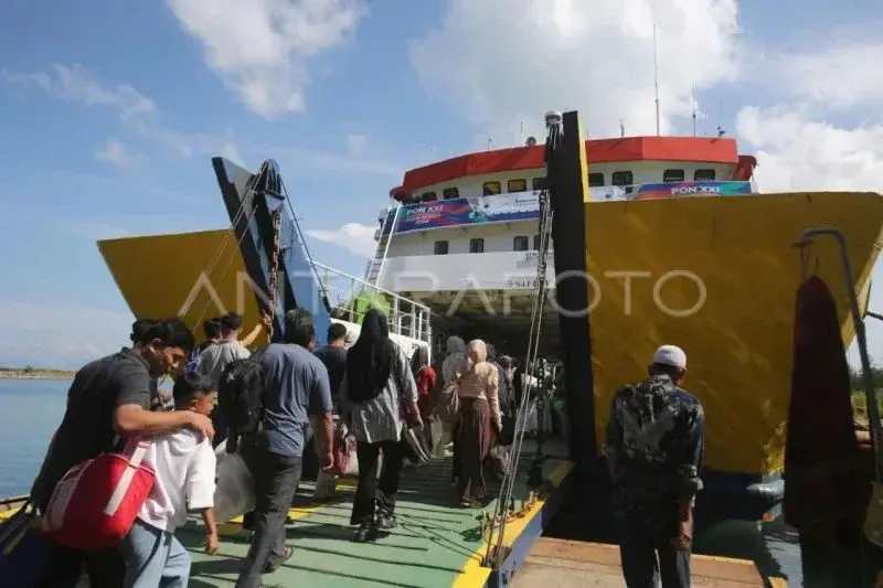 Ilustrasi- Sejumlah penumpang menaiki kapal KMP BRR di pelabuhan penyeberangan Ulee Lheue, Banda Aceh, Aceh, Rabu (1/1/2025). ANTARA FOTO/Ampelsa