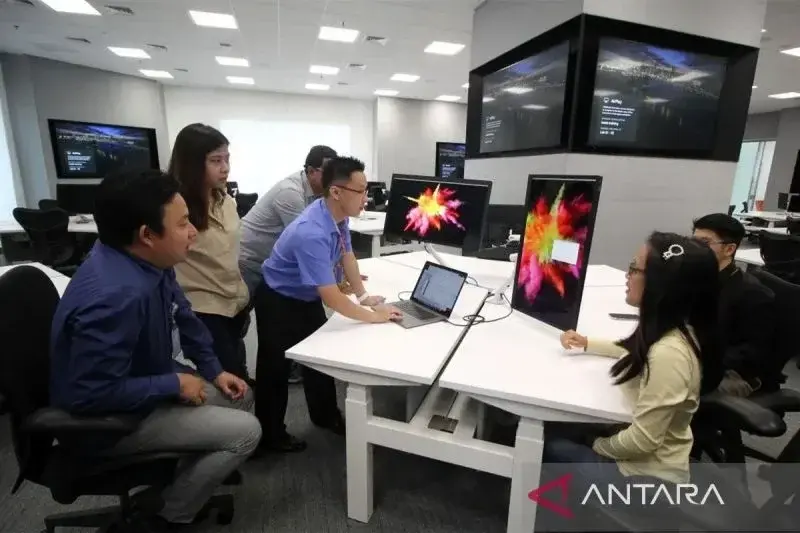 Sejumlah siswa mengikuti proses diskusi di laboratorium utama saat peluncuran UC Apple Developer Academy di Universitas Ciputra, Surabaya, Jawa Timur, Rabu (7/8). ANTARA FOTO/Moch Asim/pd/am.