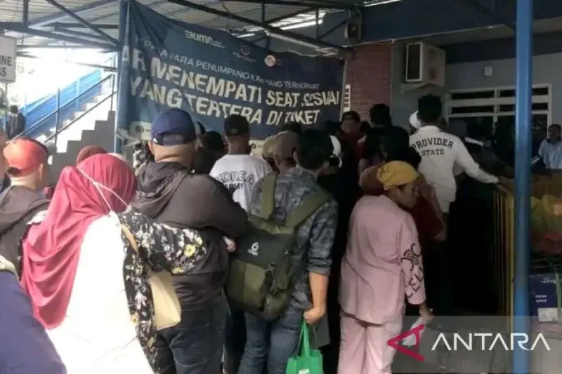 Para calon penumpang kapal di Pelabuhan Yos Sudarso Ambon (ANTARA/Dedy Azis)