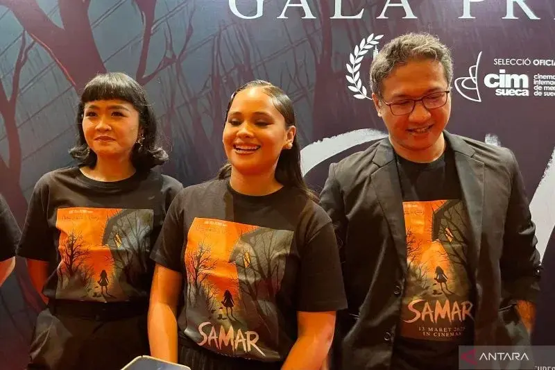 Aktris Aurora Ribero (tengah) saat jumpa pers di gala premiere film "Samar" di Jakarta, Minggu (02/03/2025). (ANTARA/Sri Dewi Larasati).