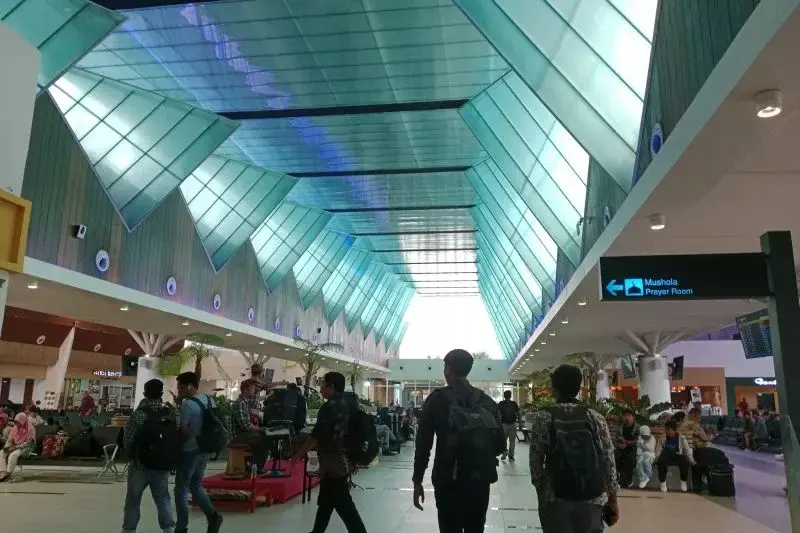 Penumpang saat berada di ruang tunggu keberangkatan Bandara Internasional Lombok, Nusa Tenggara Barat (NTB) (ANTARA/Akhyar Rosidi)