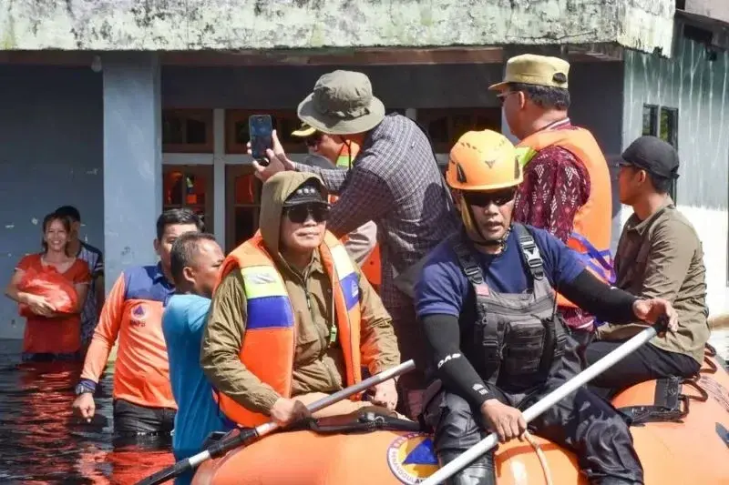 Bupati Kubu Raya Sujiwo didampingi Wabup Sukiryanto, Sekda Yusran Anizam dan sejumlah kepala OPD meninjau lokasi banjir dengan menggunakan perahu karet di Kecamatan Sungai Ambawang (ANTARA/Rendra Oxtora) Bupati Kubu Raya Sujiwo didampingi Wabup Sukiryanto, Sekda Yusran Anizam dan sejumlah kepala OPD meninjau lokasi banjir dengan menggunakan perahu karet di Kecamatan Sungai Ambawang (ANTARA/Rendra Oxtora)