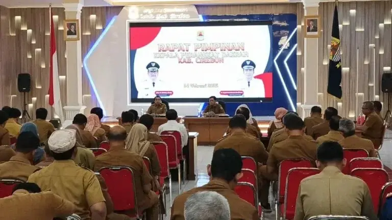 Rapat pimpinan (rapim) guna membahas program 100 hari kerja Bupati dan Wakil Bupati Cirebon. Rapat yang berlangsung di Ruang Nyimas Gandasari, Sekretariat Daerah (Setda) Kabupaten Cirebon, Senin (24/2/2025). (Dok.way/divi) Rapat pimpinan (rapim) guna membahas program 100 hari kerja Bupati dan Wakil Bupati Cirebon. Rapat yang berlangsung di Ruang Nyimas Gandasari, Sekretariat Daerah (Setda) Kabupaten Cirebon, Senin (24/2/2025). (Dok.way/divi)