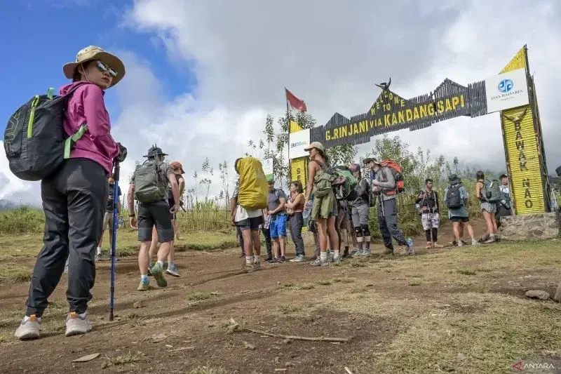 Arsip Foto - Sejumlah wisatawan bersiap-siap untuk memulai pendakian Gunung Rinjani melalui jalur Bawak Nao, Sembalun, Lombok Timur, Nusa Tenggara Barat, Sabtu (8/6/2024). (ANTARA FOTO/Ahmad Subaidi/nym)