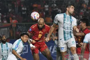 Pesepak Bola Persija Jakarta Gustavo Almeida (ketiga kiri) menyundul bola dengan penjagaan dua pesepak bola PSBS Biak Fabiano Beltrame (kedua kanan) dan Herwin Tri (kedua kiri) pada lanjutan Liga 1 di Stadion Patriot Chandrabhaga, Bekasi, Jawa Barat, Minggu (2/2/2025). Skor sementara babak pertama 1-1. ANTARA FOTO/ Fakhri Hermansyah/YU