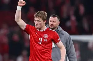 Penyerang Denmark Rasmus Hojlund mengepalkan tangan #9 setelah berhasil mencetak gol ke gawnag Portugal pada laga leg pertama perempat final UEFA Nations League di Stadion Parken, Copenhagen, Jumat (21/3/2025). Denmark menang tipis 1-0. ANTARA/X/@UEFAEURO