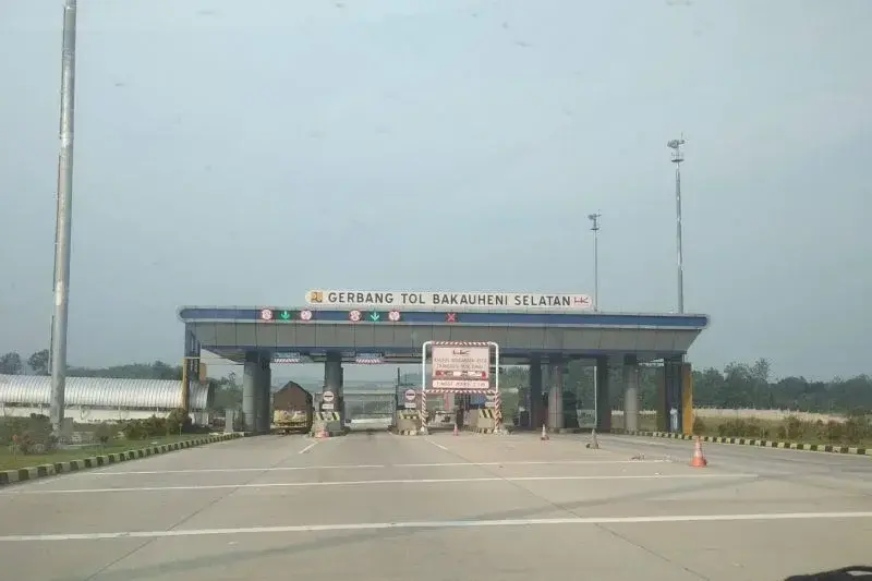 Caption : Gerbang Tol Bakaheni Selatan, Bakter Volume kendaraan melintas di Tol Bakter naik 41,9 persen. (ANTARA/HO-Tol Bakter) Caption : Gerbang Tol Bakaheni Selatan, Bakter Volume kendaraan melintas di Tol Bakter naik 41,9 persen. (ANTARA/HO-Tol Bakter)