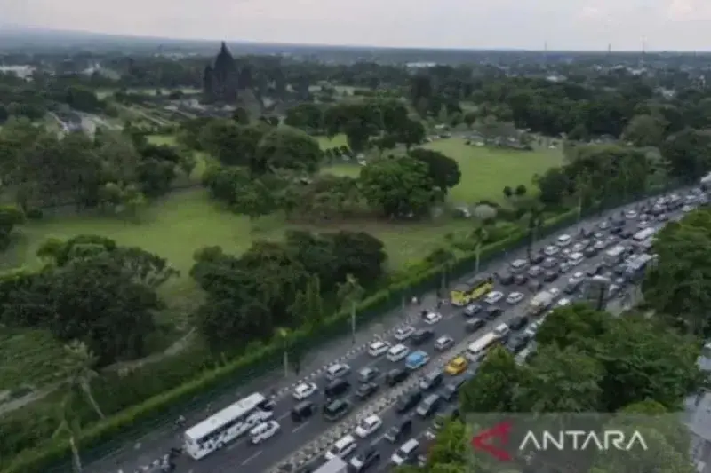 Dokumentasi - Sejumlah kendaraan terjebak kemacetan di perbatasan Yogyakarta dan Jawa Tengah di Sleman, D.I. Yogyakarta, Selasa (25/4/2023). Kemacetan tersebut terjadi akibat meningkatnya kendaraan pemudik dan wisatawan yang melewati kawasan Candi Prambanan di perbatasan Yogyakarta dan Jawa Tengah pada puncak arus balik. ANTARA FOTO/Hendra Nurdiyansyah/nym.