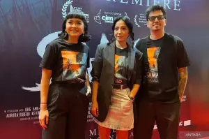 Aktris Imelda Therinne (tengah) saat jumpa pers gala premiere film "Samar" di Jakarta, Minggu (02/03/2025). (ANTARA/Sri Dewi Larasati)