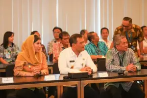 Gubernur Jateng Ahmad Luthfi didampingi Wakil Bupati Kudus Bellinda Putri dan pihak Djarum diwakili Direktur Public Affairs PT Djarum Heru Budiyanto saat kunjungan kerja di PT Djarum Oasis Kudus, Rabu (5/3/2025). ANTARA/HO-Humas Pemprov Jateng