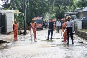 Personel gabungan membersihkan Jalan Kemang Selatan 12e, Kelurahan Cipete Selatan, Kecamatan Cilandak, Jakarta, Rabu (5/3/2025). ANTARA/HO-Kominfotik Jakarta Selatan