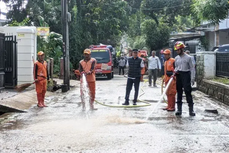 Personel gabungan membersihkan Jalan Kemang Selatan 12e, Kelurahan Cipete Selatan, Kecamatan Cilandak, Jakarta, Rabu (5/3/2025). ANTARA/HO-Kominfotik Jakarta Selatan Personel gabungan membersihkan Jalan Kemang Selatan 12e, Kelurahan Cipete Selatan, Kecamatan Cilandak, Jakarta, Rabu (5/3/2025). ANTARA/HO-Kominfotik Jakarta Selatan