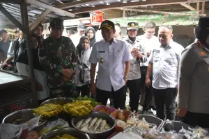 Wakil Bupati Cirebon, H. Agus (Jigus) di samping Forkopimda menggelar inspeksi mendadak (sidak) di Pasar Tradisional Sumber, Rabu (26/2), kepastian harga dan bahan pokok Jelang bulan Ramadhan. (Dok.way/divipromedia) 
