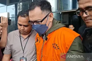 Penyidik Komisi Pemberantasan Korupsi tahan satu orang tersangka kasus dugaan korupsi di Lembaga Pembiayaan Ekspor Indonesia (LPEI), Kamis (13/3/2025). ANTARA/Fianda Sjofjan Rassat.