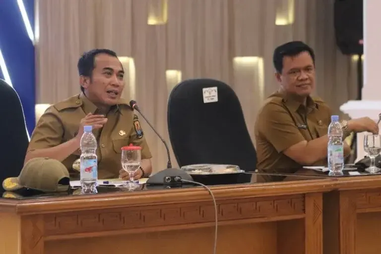 Pemaparan Bupati dan Wakil Bupati Cirebon, Kang Imron dan Jigus Canangkan 12 Program Prioritas di 100 Hari Kerja. Dalam rapim diruangan Nyi Masgandasari, Selasa (24/2/2025). (Dok.way/divi). 