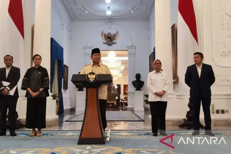Presiden Prabowo Subianto mengumumkan ketentuan tunjangan hari raya (THR) untuk aparatur sipil negara (ASN), prajurit TNI/Polri, hakim, dan pensiunan di Istana Merdeka, Selasa (11/3/2025). (ANTARA/Mentari Dwi Gayati)