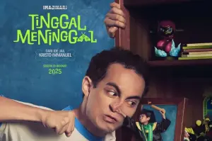 Poster film "Tinggal Meninggal" (2025) yang dibintangi aktor Omara Esteghlal menampakkan situasi komedi ditinju foto wisuda masa kecil, dalam rilis pers yang dibagikan di Jakarta, Rabu (5/3/2025). ANTARA/HO-Imajinari Pictures